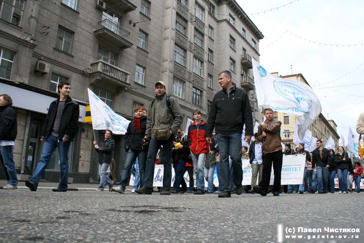 Колонна активистов профсоюза студентов МАИ на торжественном первомайском шествии, возглавляемые Николаем Степановым